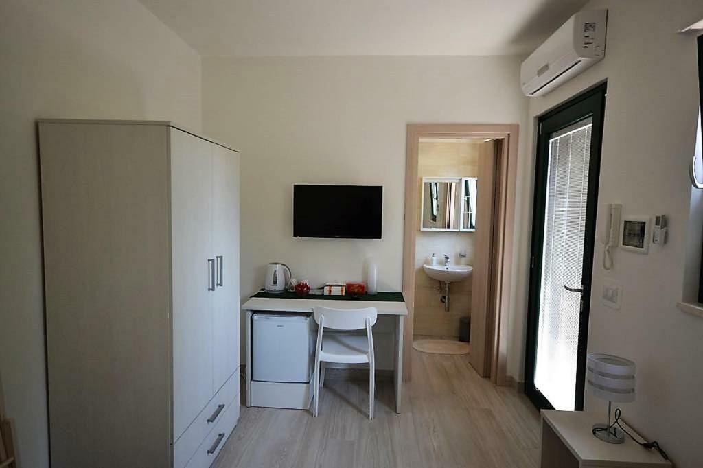 Le Stanze Di Casa Polinisso Guest House Каровиньо Екстериор снимка